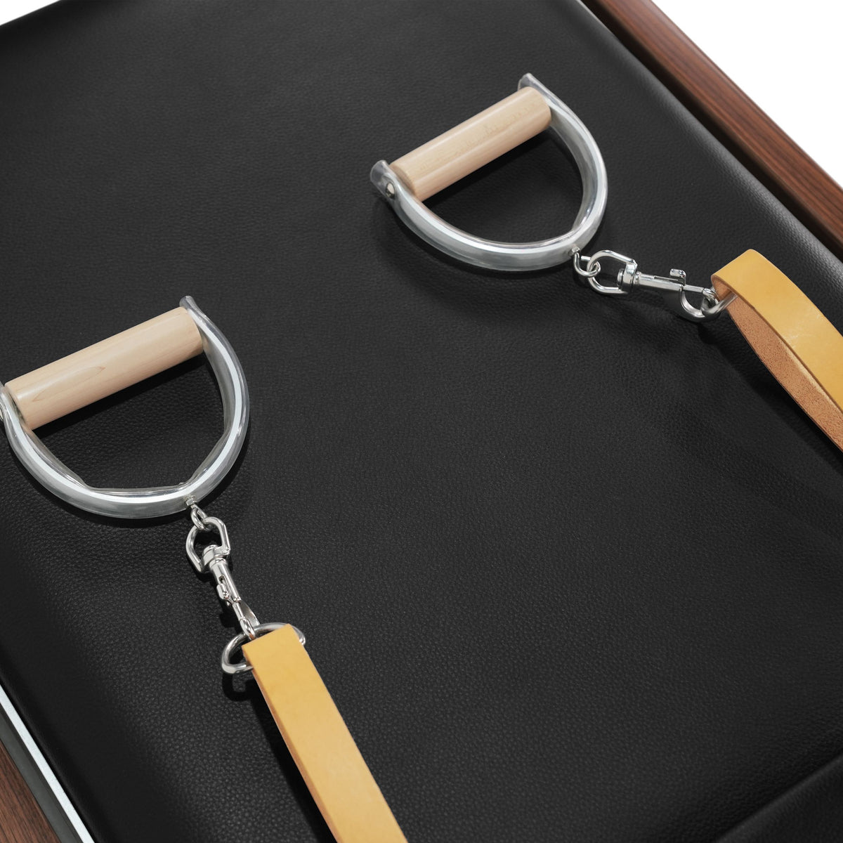 D-ring handles and leather straps, black pad